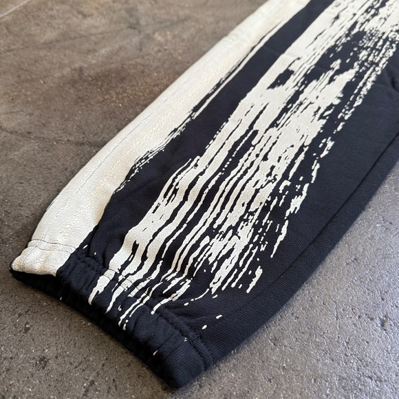 Y-3 Men's Relaxed-Fit Sweatpants with GFX Logo Applique - Picture 10 of 12